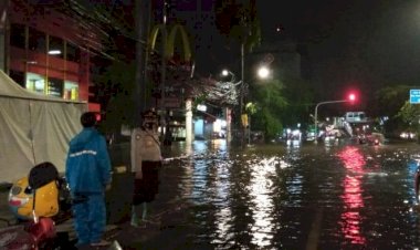 Jakarta Banjir Lagi, Jalan Panjang Jakbar Terendam 50 Cm Membuat Lalulintas Tersendat