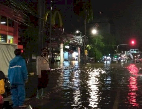 Jakarta Banjir Lagi, Jalan Panjang Jakbar Terendam 50 Cm Membuat Lalulintas Tersendat