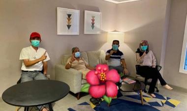 Diduga Tak Netral, Dirut RS Demang Sepulau Raya Beserta Istri Pose 1 Jari Bareng Cabup Loekman