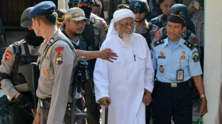 Keluarga Meminta kepada Pemerintah Untuk Memembaskan Ust Basyir Di karenakan Kondisi nya Yang Sudah Tua dan Sakit-Sakitan.