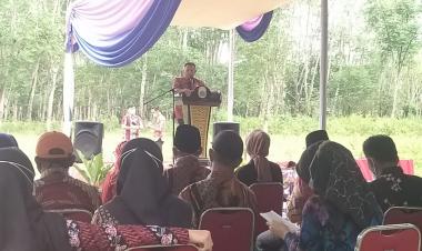 Bupati Lamsel Letakkan Batu Pertama Rencana Kantor Desa Sabahbalau