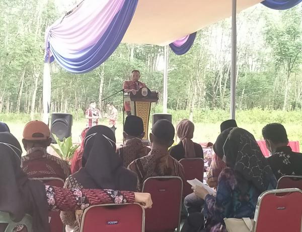Bupati Lamsel Letakkan Batu Pertama Rencana Kantor Desa Sabahbalau