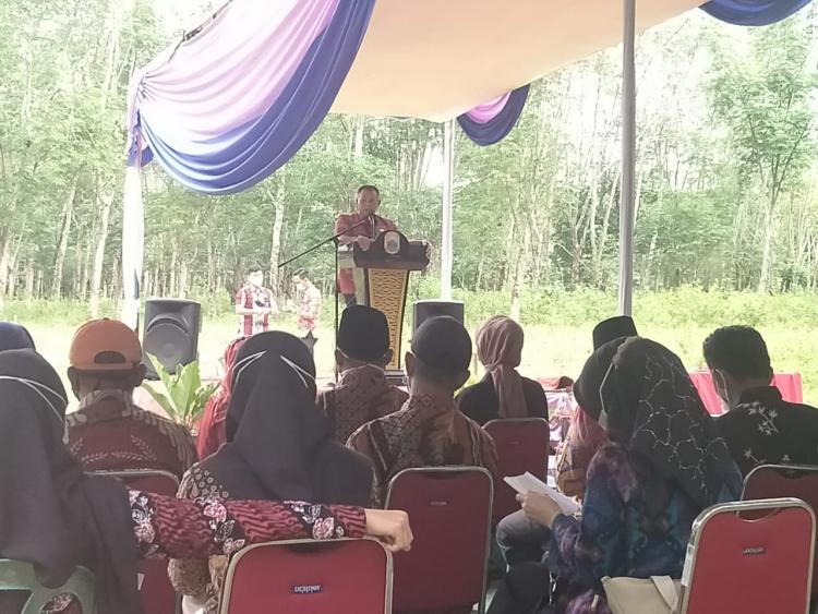 Bupati Lamsel Letakkan Batu Pertama Rencana Kantor Desa Sabahbalau